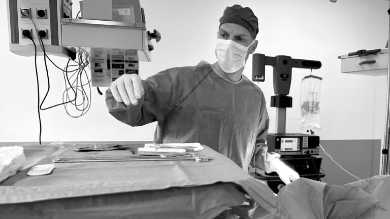 Dr. Dr. Hager bei der OP-Vorbereitung für eine Fettabsaugung bei Lipödem
