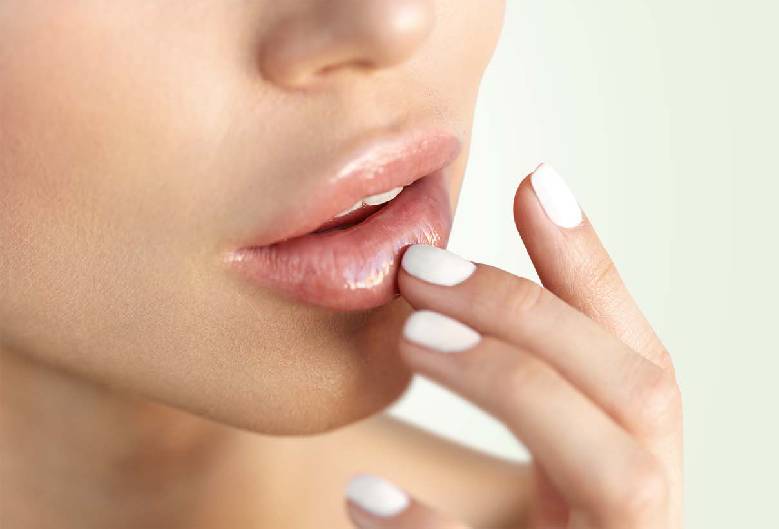 Hyaluronbehandlung der Lippen zur sanften Vergrößerung und Konturierung bei Oberlippenlänge