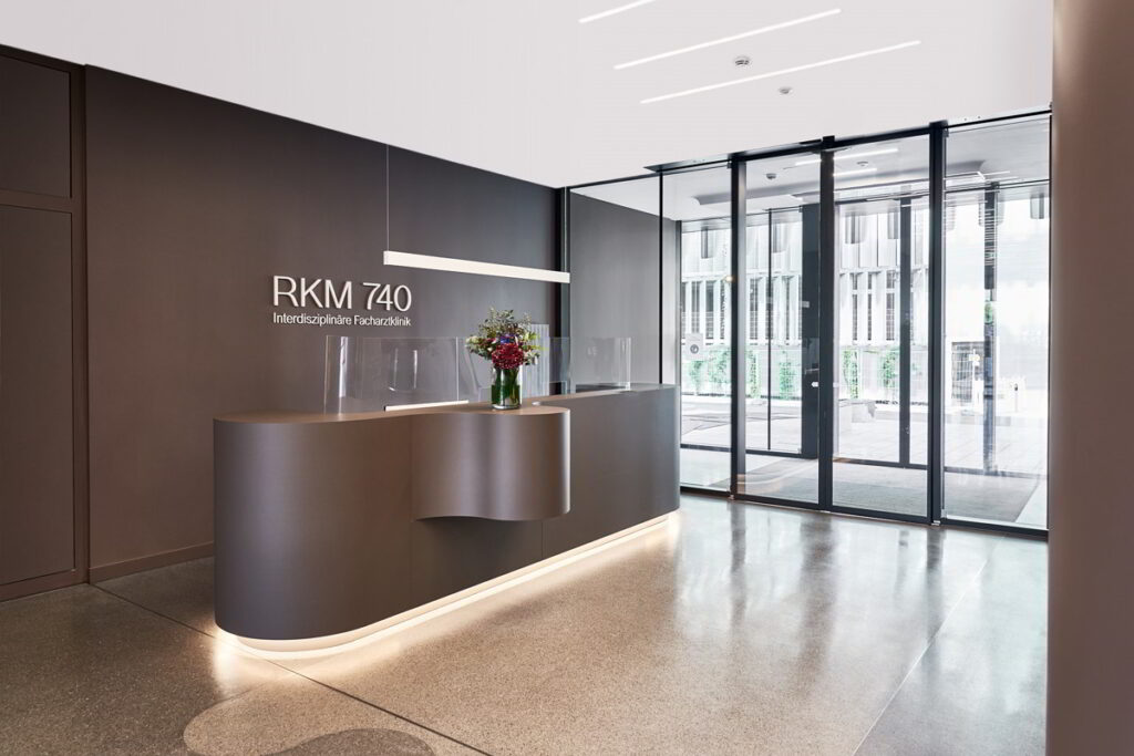 Eingangshalle der RKM740-Klinik in Düsseldorf.